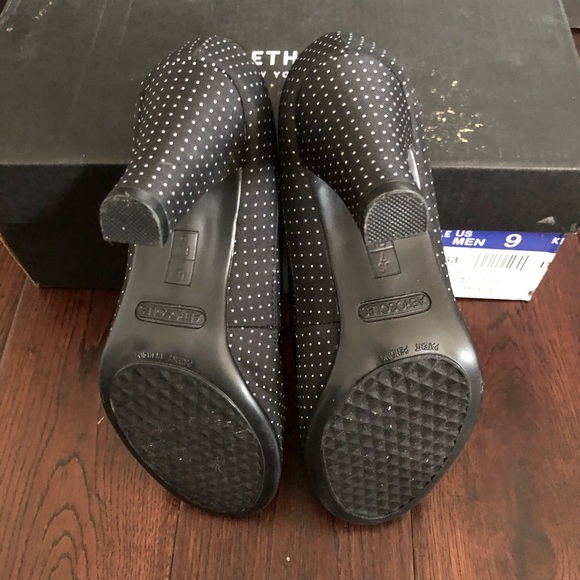 Shoes - Picture 5 of 7